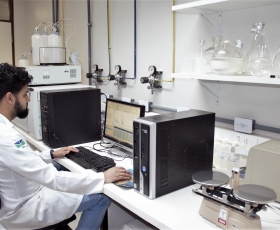 Doutorando Reynaldo Melo no Laboratório de Bioquímica e Química de Proteínas (LBQP), no Instituto de Biologia (IB). Foto: Beto Monteiro/Ascom UnB. 21/10/2022